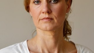 Göran Gnaudschun - Blonde Frau Mit Wissem Shirt, Mittelland 