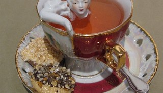 Franco Mondini-Ruiz - Mojado 1 (tea cup with Victorian woman swimming)