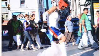 Nilbar Güres - Unknown Sports, Performance in Fatih, Istanbul (Kleid Ausziehen)
